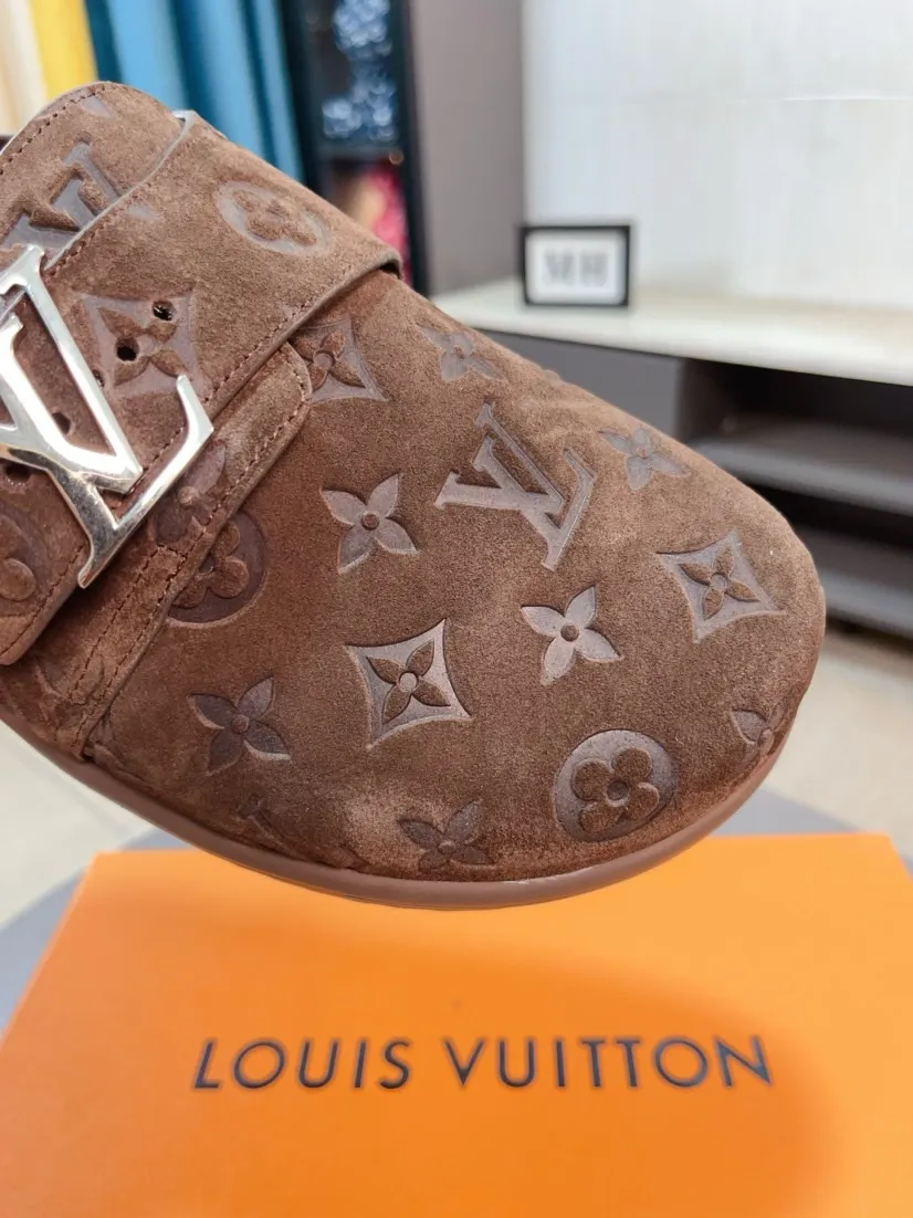 Men's Men's Shoes 💰400🌸🌸🌸🌸LV Easy 2025 new men's casual sandals and slippers, made of suede cow leather, with Monogram pattern to highlight the trendy style. Adjustable straps illuminated with LV letters, while a resilient insole and micro outsole provide lightweight comfort. Made of suede cow leather with embossed Monogram pattern and brand element metal hardware✅Adjustable straps➕Tough insole‼ ️Micro outsole. Comfortable and easy to wear‼ ️ size：38-45